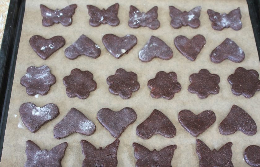 1. Этап. Пряники на рассоле от огурцов: Перекладываем заготовки на противень покрытый пекарской бумагой и выпекаем при температуре 180-190 градусов около 15 минут.