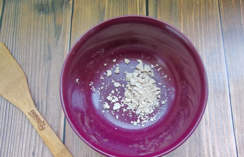 1. Этап. Пирожки с яблоками и вишней: В глубокую миску выложите свежие прессованные дрожжи. Сухих дрожжей потребуется в 3 раза меньше.