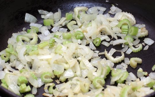 1. Этап. Рис с брокколи: Слегка обжарить лук в разогретом растительном масле.