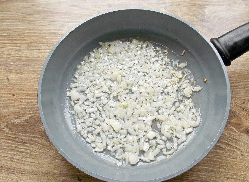 1. Этап. Свиные ножки с капустой: Лук почистите и мелко порежьте. В сковороду налейте растительное масло и положите лук. Обжаривайте его на среднем огне в течение 5 минут, перемешивая.