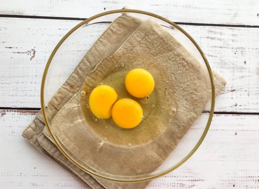 1. Этап. Омлет с ананасами: Яйца вбейте в глубокую тарелку.