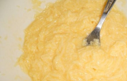 1. Этап. Щука в кляре: К сыру добавить майонез и яйцо. Перемешать.