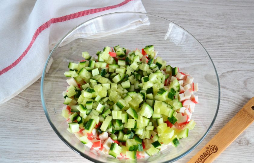 1. Этап. Крабовый салат с колбасой: Таким же кубиком нарежьте огурец.