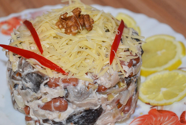 1. Этап. Курица с фасолью и грибами: Готовый салат подавайте, натерев сверху сыр и украсив по желанию. Приятного аппетита!