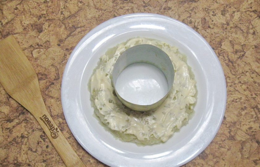 1. Этап. Салат Гранатовый браслет с языком: Посолите картофель, если вы этого не сделали, когда его варили. Можно поперчить. В майонез добавьте измельченный чеснок и смажьте картофель.