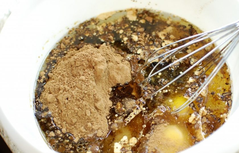 1. Этап. Шоколадный пирог с тыквой и орехами: 2. В другой миске смешайте сахар, какао, яйца, кофе, растительное масло, ванильный экстракт.