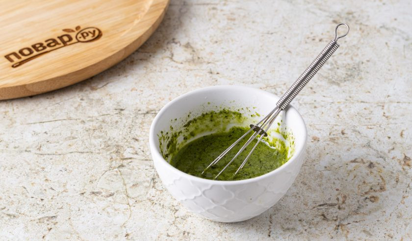 1. Этап. Карпаччо из шампиньонов с песто: Соус песто слегка разведите с лимонным соком до более жидкого состояния.