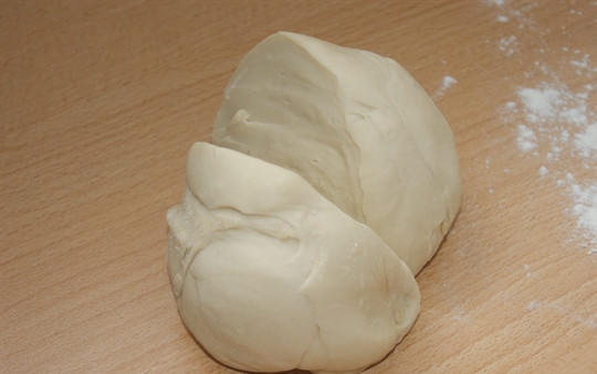 1. Этап. Равиоли с ветчиной: Тесто приготовьте или купите как на пельмени. Раскатайте тонкие полосы.