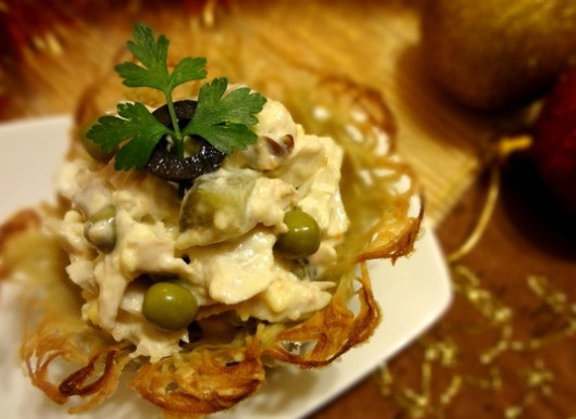 1. Этап. Тарталетки из картофеля: Готовим тарталетки в духовке разогретой до 180 градусов в течение полу часа. Ждем, пока они остынут, и извлекаем из форм. И теперь можно наполнять их начинкой на ваше усмотрение. Я в этот раз просто выложила салат оливье, но эффект был произведен нужный. Поэтому фантазируйте, и всем приятного аппетита!