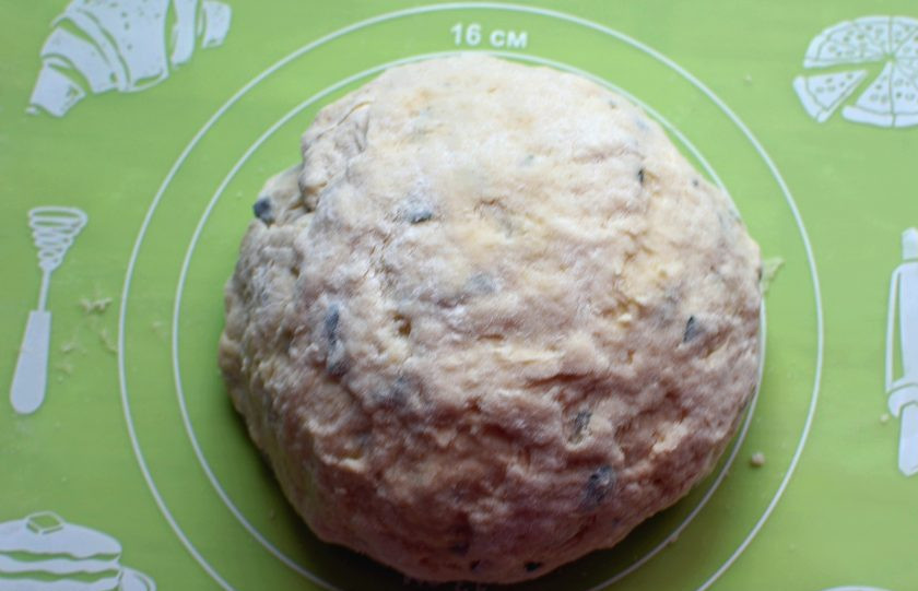 1. Этап. Очень простые сырные лепешки: Скатайте тесто в шар и накройте миской, пусть полежит минут 15.