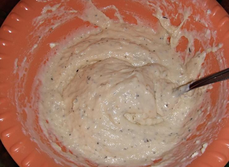 1. Этап. Тесто для пиццы в мультиварке: Далее начинаем постепенно всыпать муку и замешивать тесто, оно получится не очень густое, но нам именно такое и нужно.