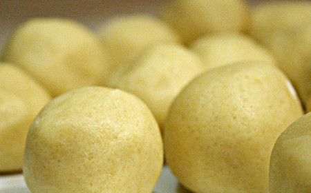 1. Этап. Печенье с повидлом: 6. Для дополнительного аромата можно также добавить в рецепт приготовления печенья с повидлом корицу или кардамон. Разделяем тесто на одинаковые кусочки, скатываем из них небольшие шарики.