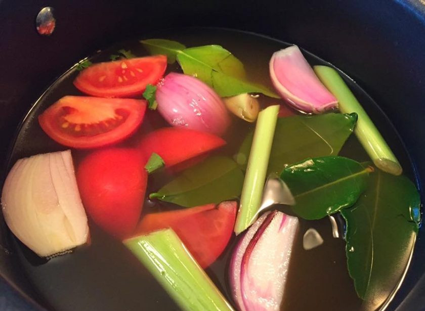 1. Этап. Суп с морепродуктами на овощном бульоне: В кастрюльке на среднем огне доведите до кипения бульон с лимонной травой, листьями лайма, шалотом, имбирем, томатом и рыбным соусом.