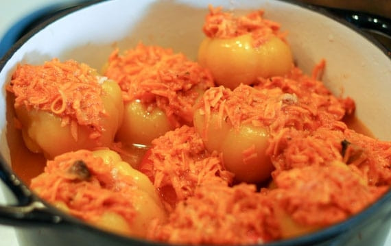 1. Этап. Перец, фаршированный морковью: 4. Разогрейте 3 ст. л. растительного масла и сливочное, выложите морковь и обжарьте до мягкости, затем добавьте измельченные грибы. В отдельной миске смешайте весь фарш, отварной рис. А в другую вбейте яйца и добавьте обжаренную морковь, посолите. Перец заполните на ½ мясным фаршем, а оставшуюся часть — морковным. Выложите перцы в кастрюлю и залейте 3 стаканами воды с томатной пастой, в которой они варились. Накройте перцы крышкой и варите на слабом огне около 45 минут.