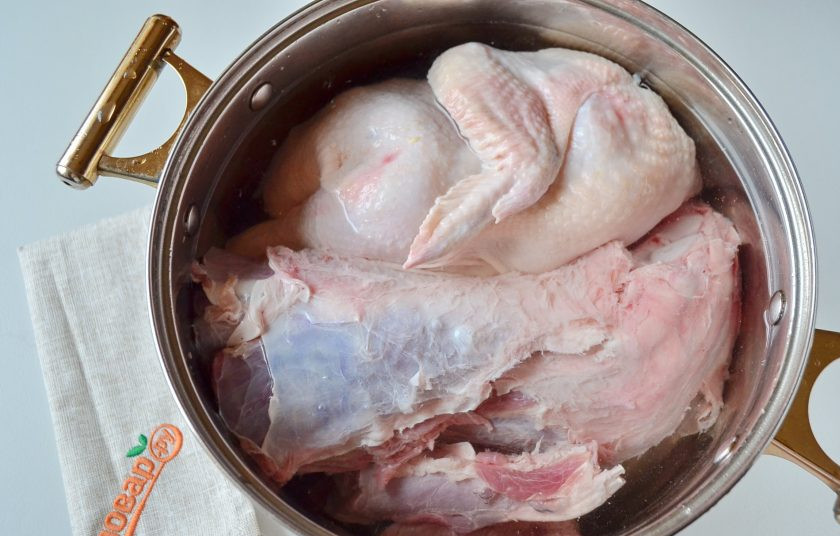 1. Этап. Домашний холодец из говядины и курицы: Положите все мясо в кастрюлю, залейте холодной водой и доведите до кипения. Проварите мясо несколько минут, можно чуть дольше.