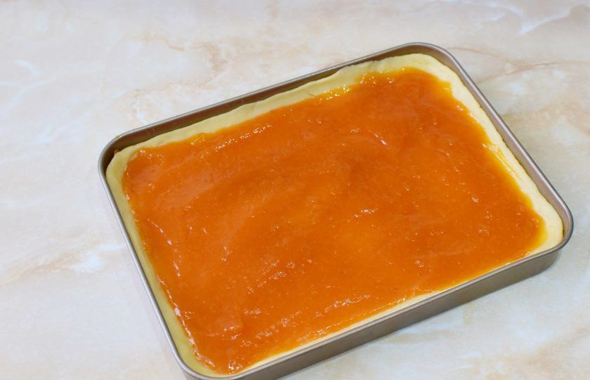 1. Этап. Венский пирог с вареньем: Ровным слоем распределите любое густое варенье. У меня варенье из абрикосов.