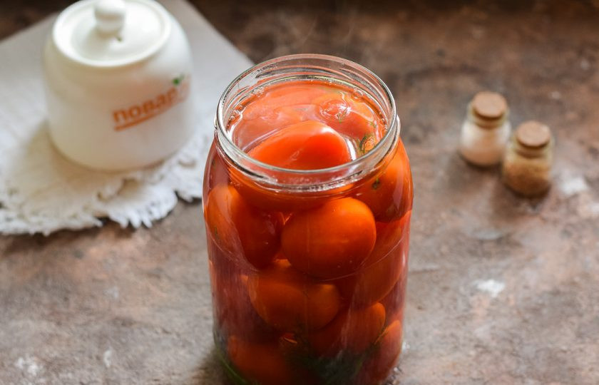 1. Этап. Помидоры без кислоты на зиму: Из воды, соли и сахара сварите рассол, залейте в банку.
