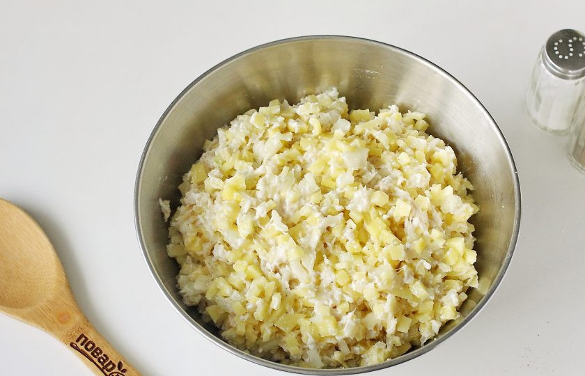 1. Этап. Начинка для вареников: Тщательно все перемешайте. Начинка готова. Тесто для вареников с такой начинкой подойдет как самое обычное пельменное, так и замешанное на минералке, кефире или на дрожжах.