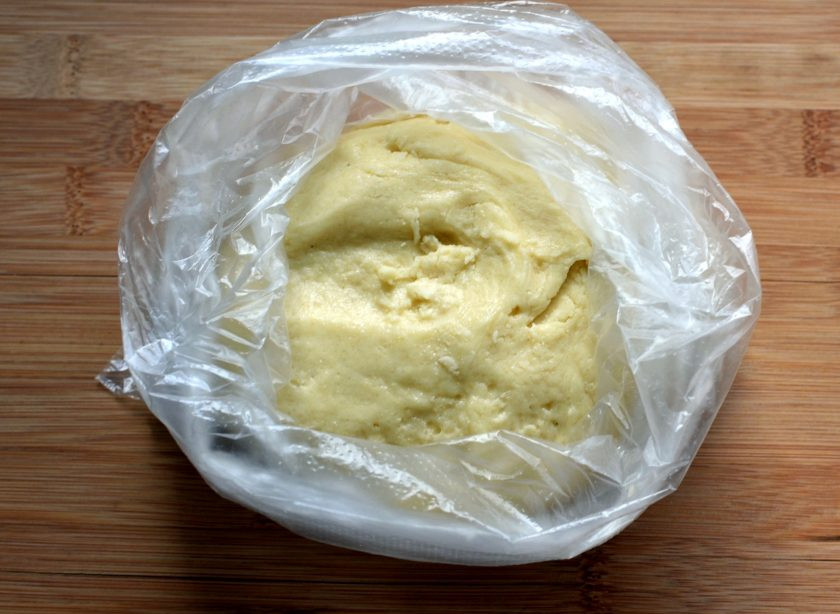 1. Этап. Печенье Альфахорес: Тесто должно быть нежным, но пластичным, не забивайте его лишней мукой. Скатайте в шар и уберите в пакет и в холодильник на полчаса. С охлажденным тестом легче работать.