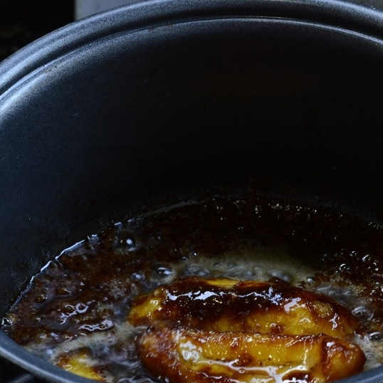 1. Этап. Банановый фостер: Когда бананы потемнеют, добавить ванилин, а еще через 10 секунд - ром. Делайте это осторожно - ром начнет гореть, появится пламя. Не бойтесь, пожар не начнется :) Ром прогорит за пару секунд, придав десерту нужный вкус и аромат.