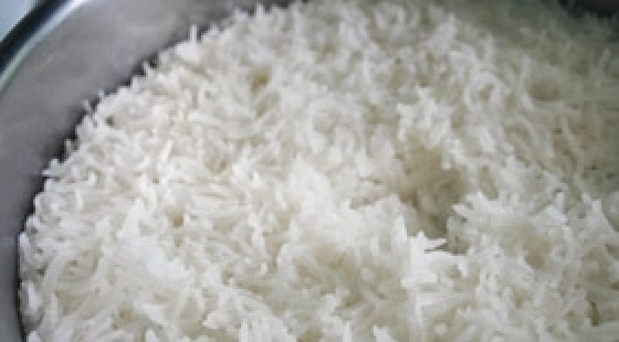 1. Этап. Плов с кукурузой: Слить воду с риса и добавить его в сковороду. Закрыть крышкой и готовить на медленном огне 15 минут - практически до готовности риса.