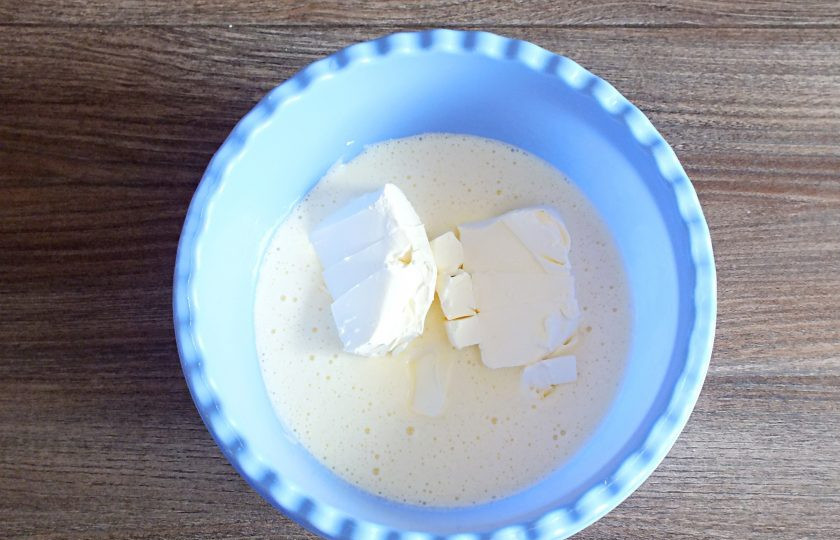 1. Этап. Печенье Айгуль: Добавьте мягкое сливочное масло.