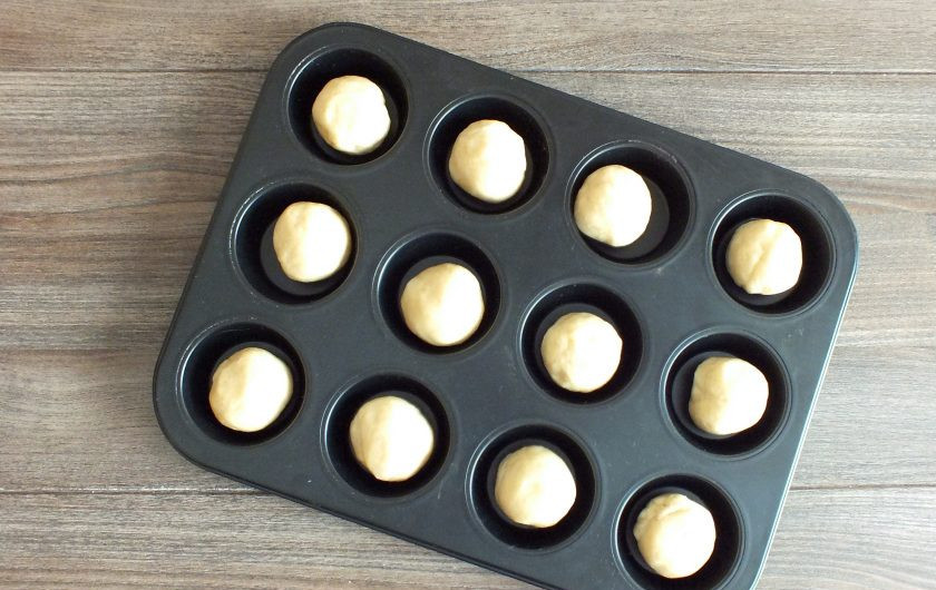 1. Этап. Корзиночки с зефирным кремом: По истечении времени достаньте тесто. Поделите на 16 частей.