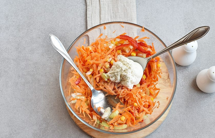 1. Этап. Салат с морковью и кукурузой: Заправьте салат сметаной и майонезом, посолив и поперчив по вкусу.