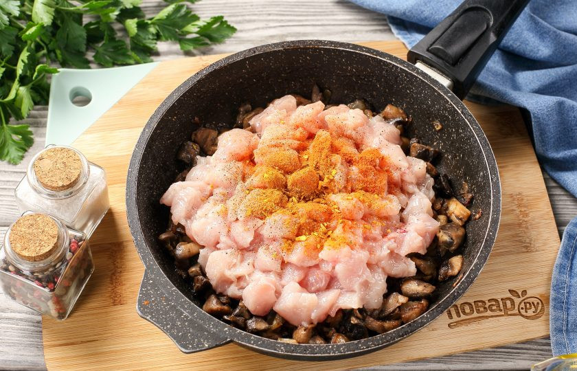 1. Этап. Блинный пирог с курицей и грибами Улитка: Добавьте нарезанное небольшими кусочками куриное филе, соль и специи по вкусу.