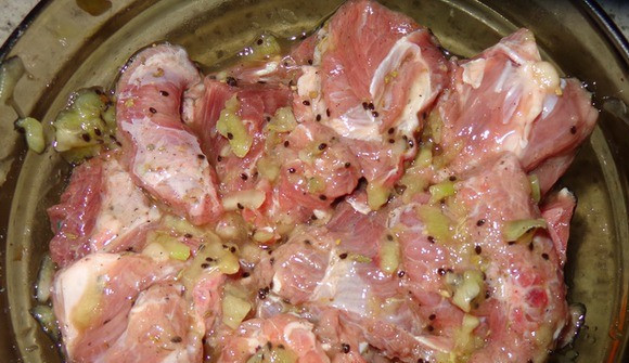 1. Этап. Говядина с киви: Посолите и поперчите мясо, добавьте специи по вкусу (у меня смесь прованских трав). Смешайте киви с мясом и поставьте в холодильник на несколько часов, пусть маринуется.