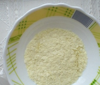 1. Этап. Картофельное пюре быстрого приготовления: 1. Воду закипятите, затем дайте ей остыть приблизительно до 75 градусов (5 минут), смешайте ее с подогретым молоком. Картофельные хлопья высыпьте в тарелку.