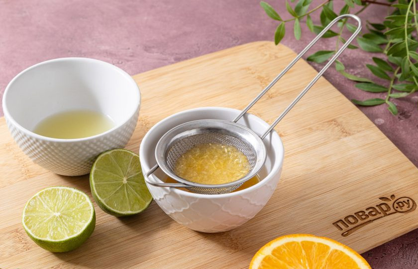 1. Этап. Гавайский пунш: Из апельсина и лайма выжмите сок. Процедите сок от мякоти через мелкое сито. Для одной порции коктейля потребуется 80 мл. апельсинового сока и 40 мл. сока лайма.