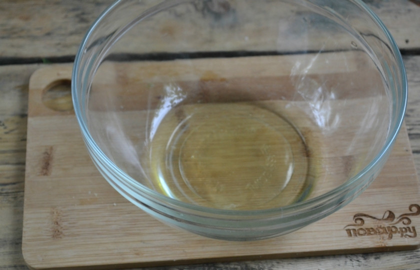 1. Этап. Белая глазурь для кулича: Отделите белок от желтка, поместите его обязательно в чистую сухую миску. Обратите внимание, что белок должен быть охлажденным.