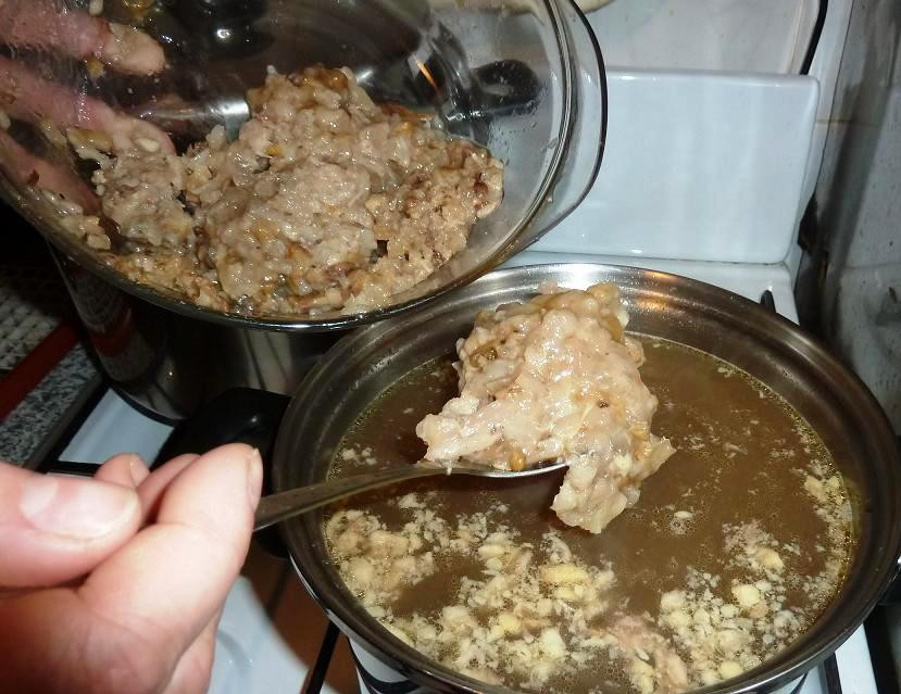 1. Этап. Хаш: Бросьте в бульон мелко порезанное мясо и доведите до кипения.