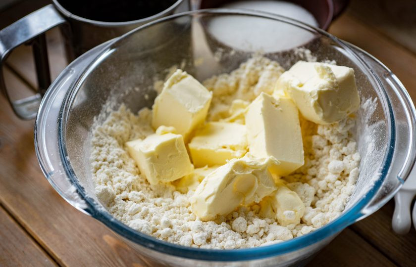 1. Этап. Шаники: Добавьте мягкое масло.