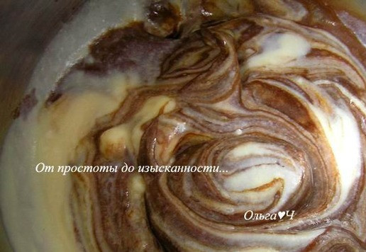 1. Этап. Десерт-мусс «Два шоколада»: Снимите пленку со второй половины заварного крема и добавьте молочный шоколад, перемешайте до однородности. Оставшийся желатин замочите в 1 ст. л. воды, затем распустите на водяной бане и добавьте в крем, перемешайте и остудите до комнатной температуры.