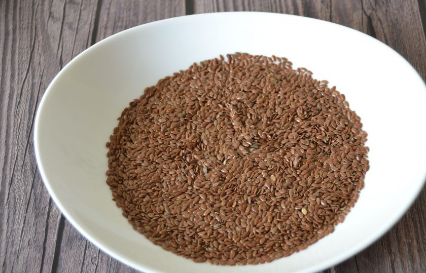 1. Этап. Льяные флаксы: Залейте семена льна водой и оставьте настаиваться на 15-20 минут. За это время семена разбухнут, появится слизь, так и должно быть, слизь - это водорастворимая клетчатка.