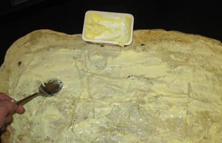 1. Этап. Рулет из лаваша с ветчиной и сыром: 4. Следом добавьте плавленый сыр. Если его под рукой не оказалось, можно попробовать использовать твердый.