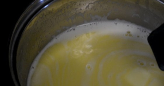 1. Этап. Соус к форели: 2. Полученную жидкость процеживаю через сито и возвращаю ее на огонь, вливаю жирные сливки и немного увариваю на медленном огне. Постепенно добавляю по маленькому кусочку сливочного масла и помешиваю, не довожу до кипения. Убираю кастрюлю с огня, добавляю по вкусу соль и перец молотый, оставляю при комнатной температуре на 2 часа.