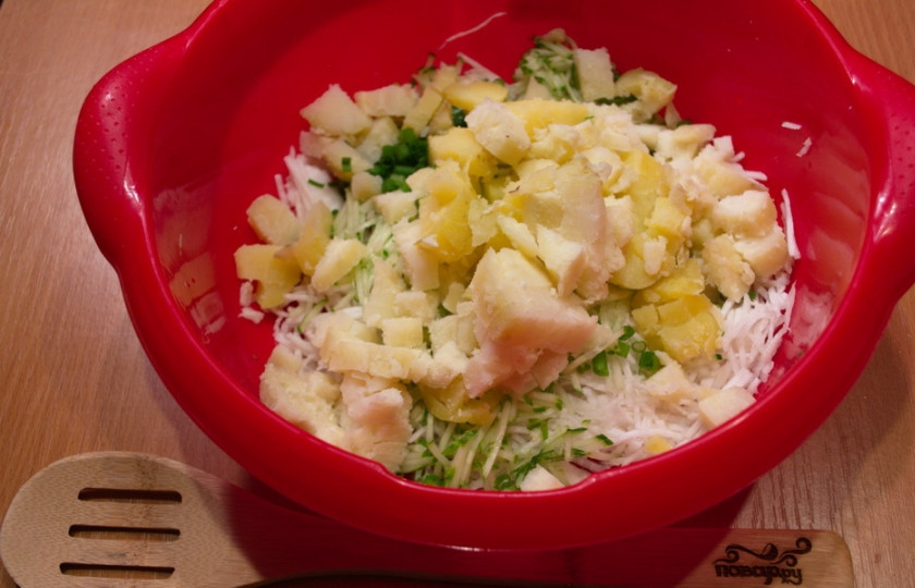 1. Этап. Салат Зуринский: Отварную картошку очистите, нарежьте кубиками.