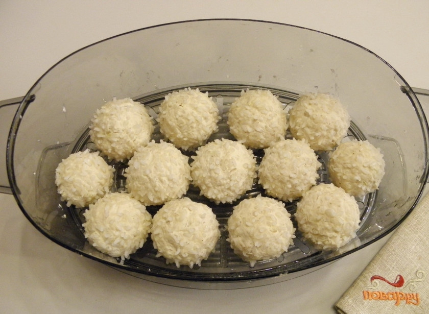 1. Этап. Ёжики из фарша с рисом: Спустя час в пароварке ёжики будут готовы! Приятного аппетита! Подавайте ёжики со сметаной или любимыми соусами.