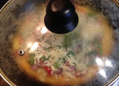 1. Этап. Картофельная пицца на сковороде: Накрываем крышкой и готовим до тех пор, пока нижняя сторона нашей пиццы не подрумянится, а сыр не растает.