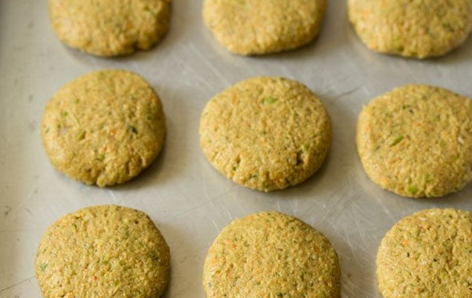 1. Этап. Котлеты без мяса в духовке: 7. Выложите на противень.