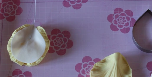 1. Этап. Попкейк: 10. Наши лепестки нужно примять при помощи молда (на них получатся прожилки, как на настоящих листках).