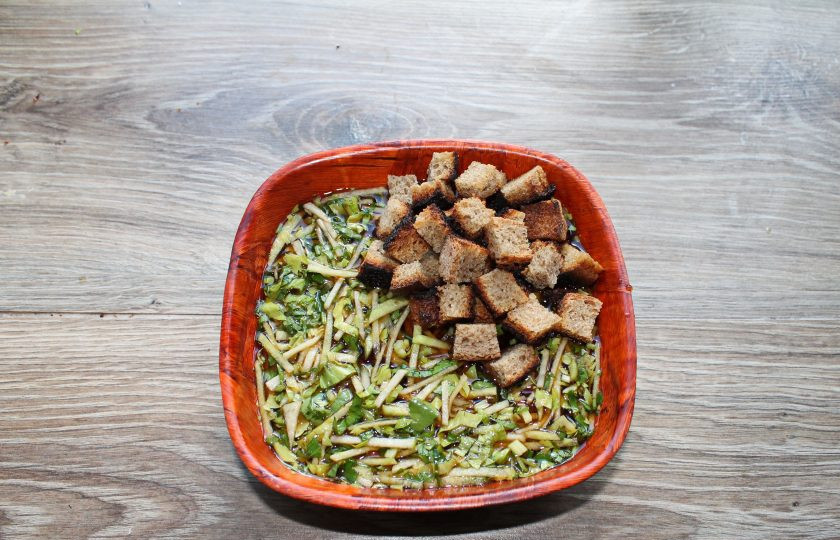 1. Этап. Тюря с редькой: Добавьте обжаренные сухарики.