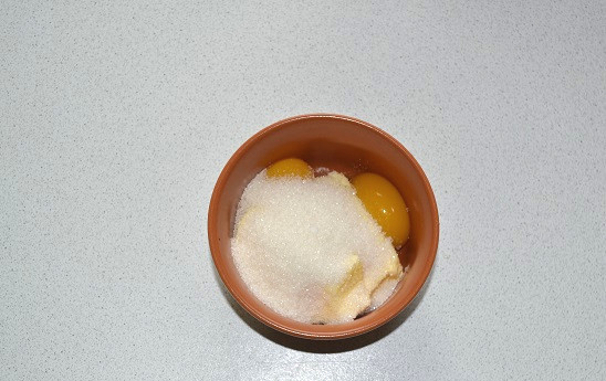 1. Этап. Тесто для куличей на сухих дрожжах: Добавьте оставшийся сахар и взбейте до пышности.