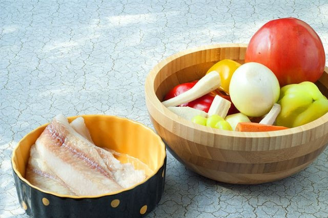 1. Этап. Филе минтая в духовке диетическое: 1. Первым делом подготовьте все ингредиенты, которые будете использовать. Овощи вымойте, обсушите. Рыбу при необходимости нужно разморозить.