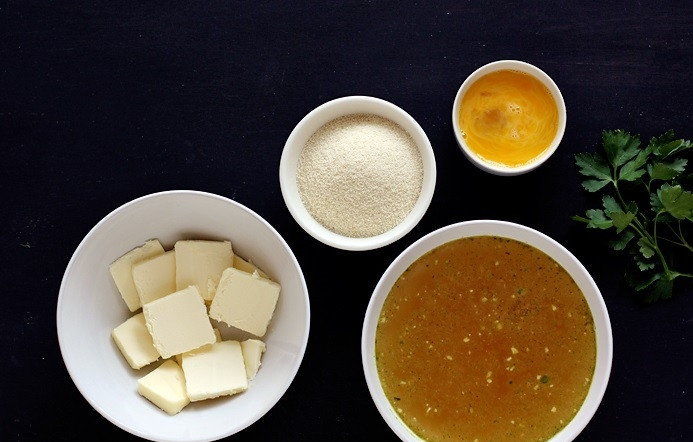 1. Этап. Австрийский суп: Сначала сделайте клёцки. Яйца взбейте вилкой до единой консистенции. Масло заранее достаньте из холодильника и нарежьте. Петрушку мелко нарубите.