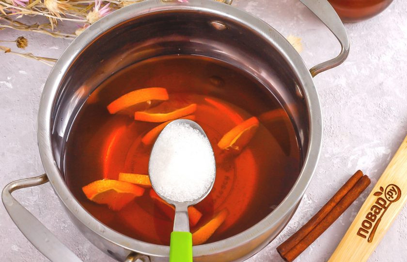 1. Этап. Английский грог: Всыпьте сахарный песок и поместите емкость на плиту. Добавьте туда же корицу, гвоздику. По желанию — кардамон, бадьян и лавровый лист. Выбирайте те специи, аромат которых вам нравится.