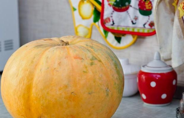 1. Этап. Тыквенная каша: Тыкву моем, разрезаем попалам, достаем семена и мезгу. Лишнюю часть оборачиваем пленкой и отправляем в холодильник. Нужную часть режем небольшими брусочками.